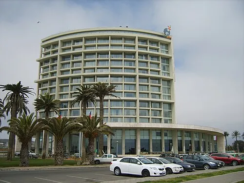 Edificio del casino de Coquimbo fotografiado desde la calle
