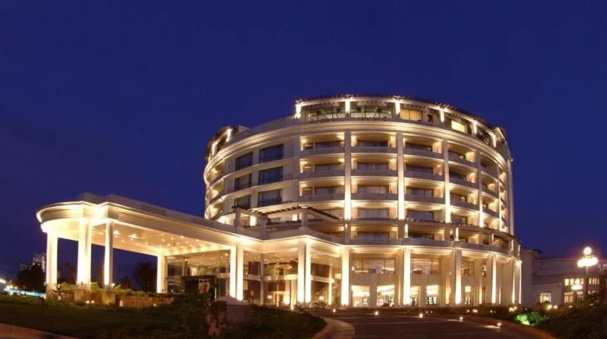 Fotografía de la fachada de un casino publicada en la ficha de un directorio internacional